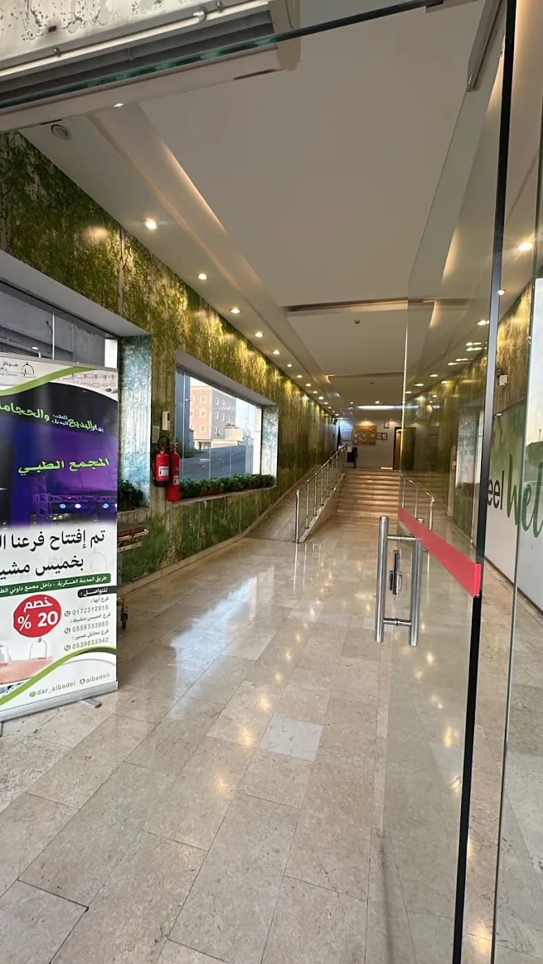 مدخل المبنى المؤدي إلى المركز