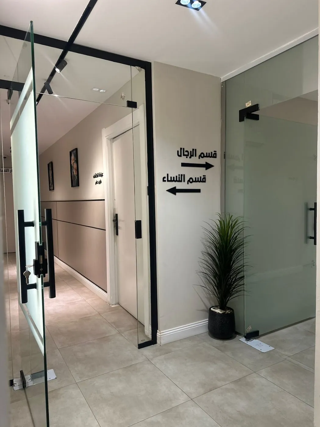 مدخل الأقسام المخصصة للرجال والنساء داخل المركز